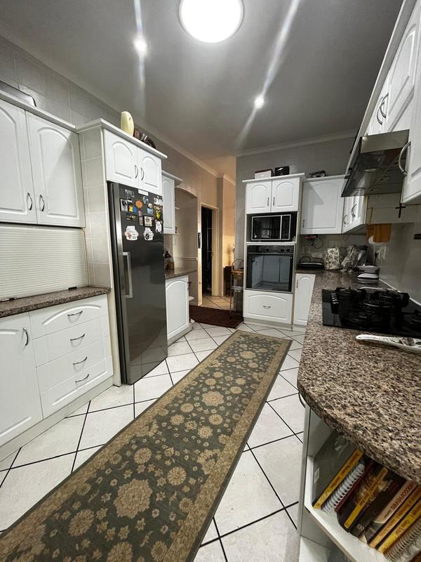 5 Bedroom Property for Sale in Rome Glen Western Cape